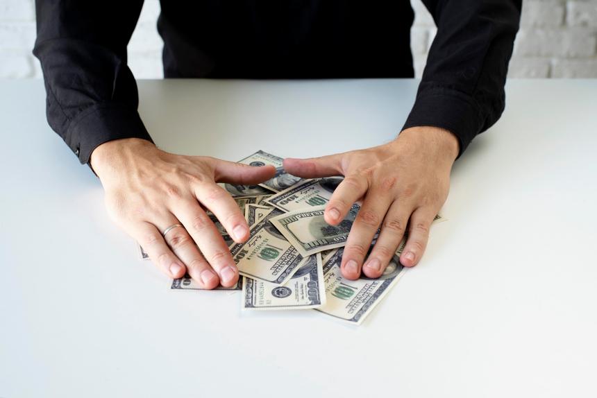 Двоих сотрудников Центробанка задержали за махинации с ветхими купюрами