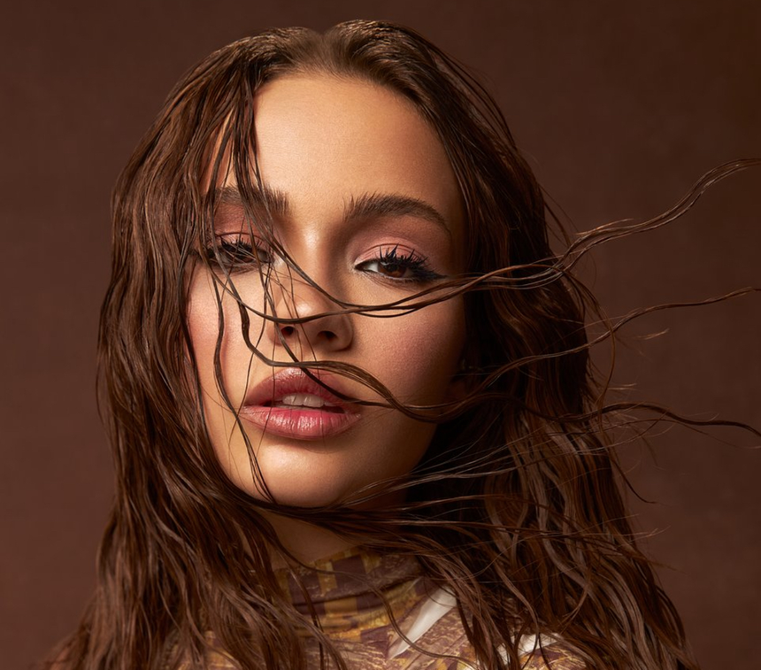 Певица Валя Карнавал