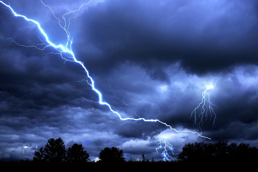 Разряд вошел в плечо и вышел через ногу: туристка пережила удар молнии на челябинских озерах