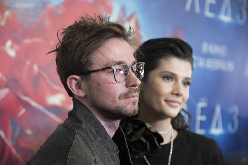 «Невероятная»: Александр Петров пришел в восторг от фото 23-летней жены в корсете и строгих брюках