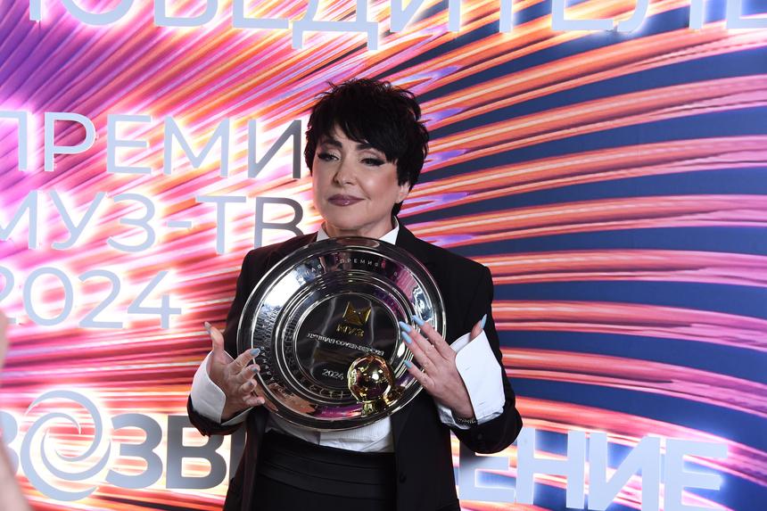 «Какая красивая»: 60-летняя Лолита вышла на сцену в облегающем топе из пайеток и восхитила поклонников