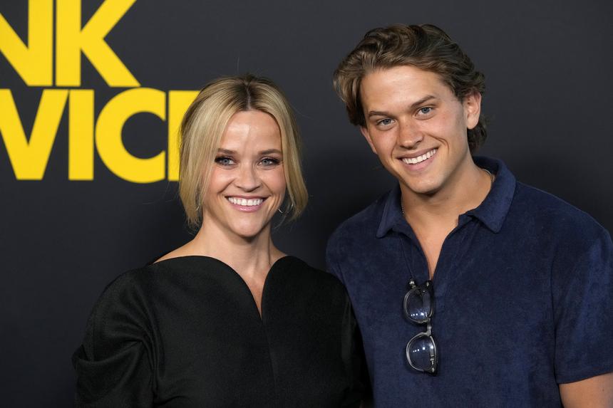 «Летние ночи с этим мальчиком»: актриса Риз Уизерспун поделилась редкими снимками с 20-летним сыном