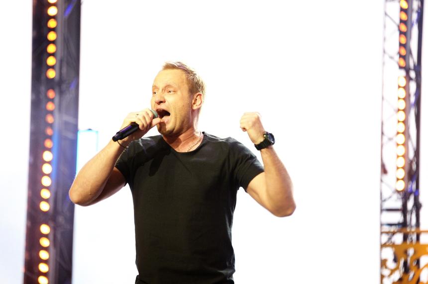 «Врачи сказали прерывать»: участник «Фабрики звезд» Хворостян рассказал о родах жены