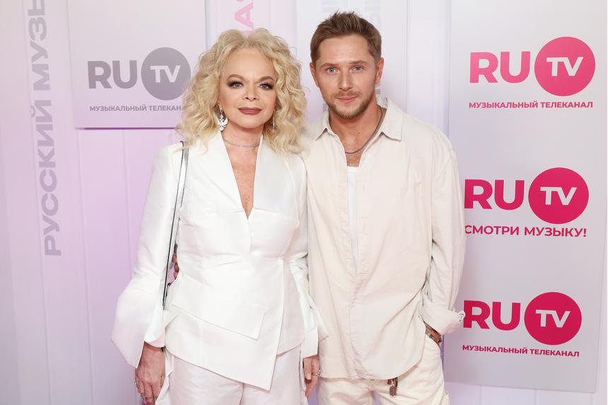 «История сложная»: продюсер Долиной отреагировал на скандал с ее квартирой