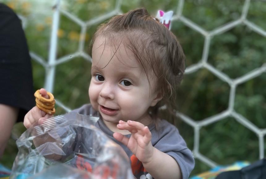 Ее улыбка растапливает сердца: как «хрупкая» малышка Варя из Курска покорила социальные сети