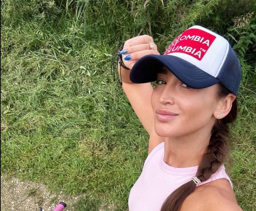 «Любовь правит миром»: Ольга Бузова показала обручальное кольцо