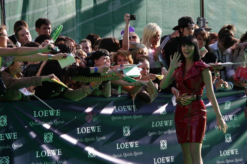 Певицу Кэти Перри проверяет полиция после съемок клипа в Испании