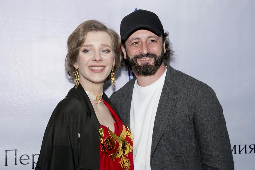 «Это очень трогательно»: Илья Авербух покатался на льду с дочерью на шестой день ее жизни