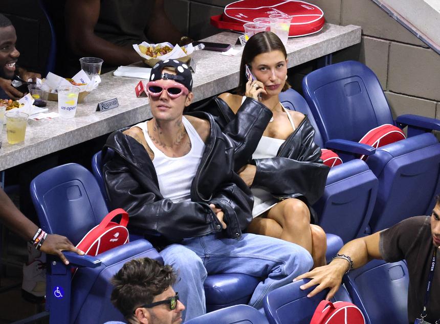 Окружение Джастина Бибера считает, что беременная Хейли использует его ради денег