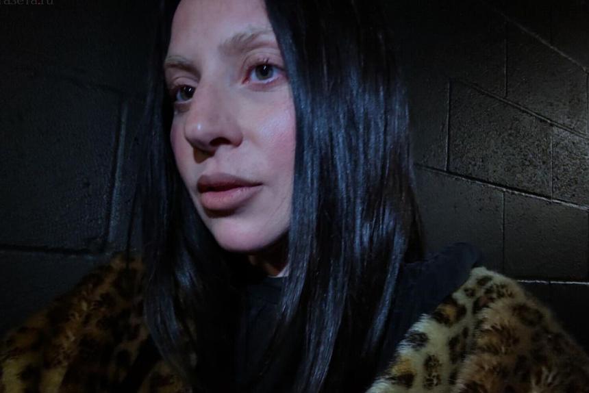 Заподозренная в беременности Леди Гага кардинально сменила имидж, став брюнеткой