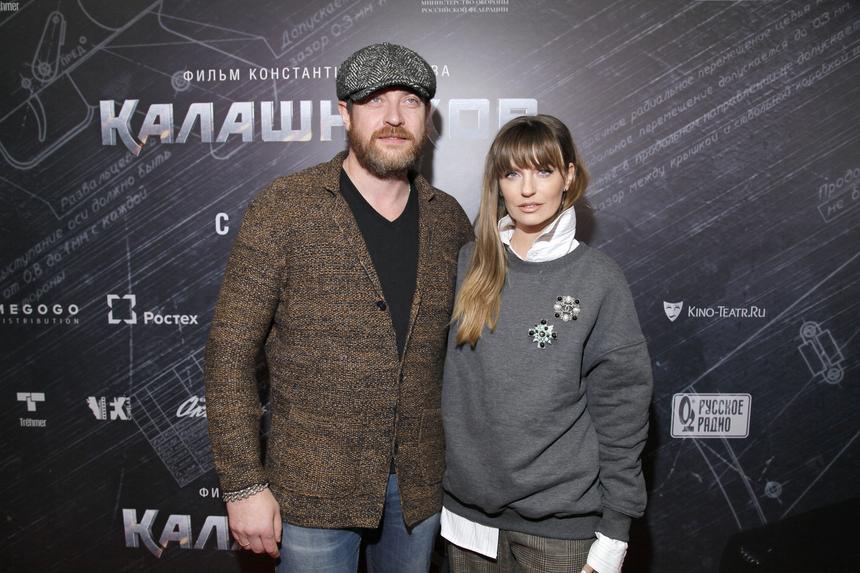 Кирилл Сафонов пытается заработать в Израиле на спектакле с Сашей Савельевой