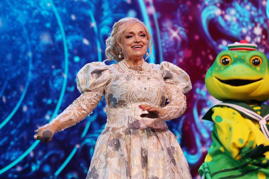 Сушки с молоком и 1,5 млн рублей: раскрыт райдер 65-летней Надежды Кадышевой