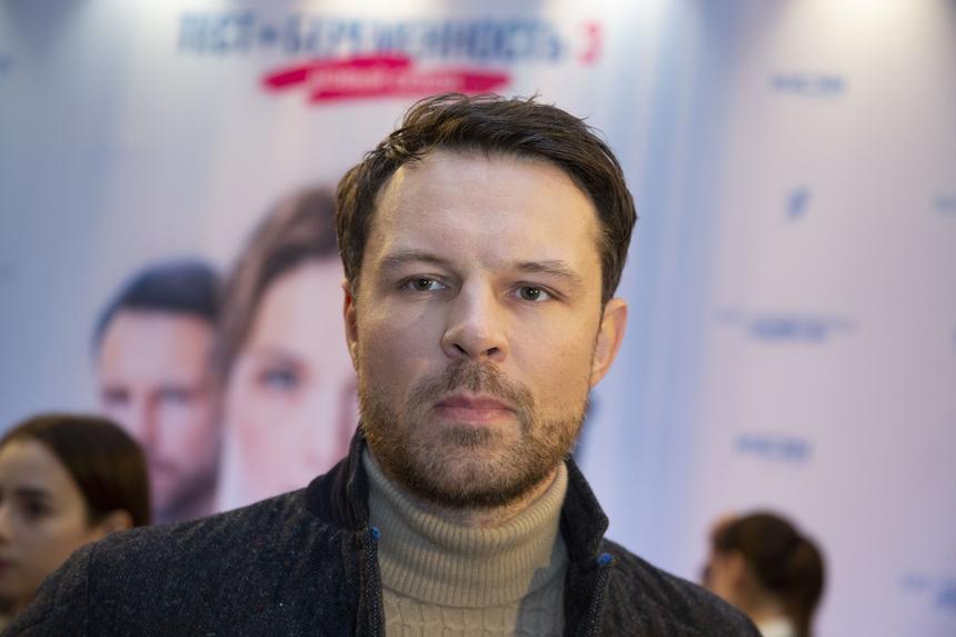 «Новых фильмов пока не будет, товарищи»: что происходит с карьерой уехавшего в Армению Евгения Пронина