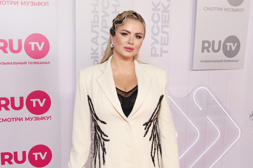 «Мужчину надо выбирать по минусам»: Анна Семенович раскрыла, как нашла нового возлюбленного