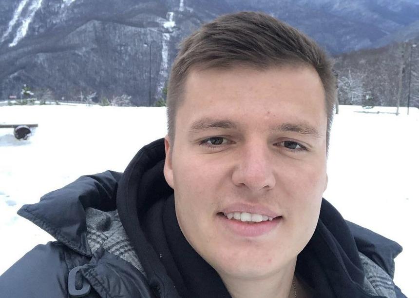 Пошел по рукам: нашедший пассию Артем Чекалин взял на руки некую блондинку и спровоцировал слухи о новом романе