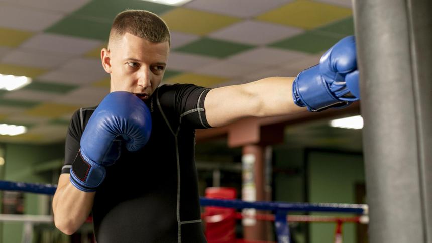 Подростки избили тренера по боксу из Курской области, защищавшего своих учеников