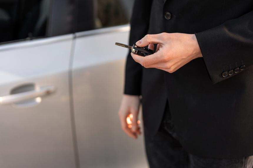 Россиянин захотел устроиться охранником и умер в машине в ожидании собеседования