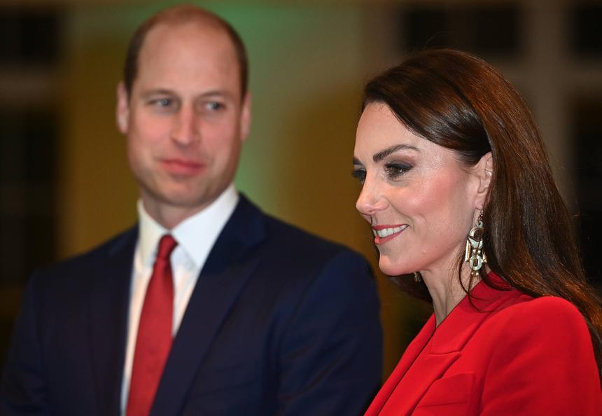 «Выпала большая честь»: онкобольная Кейт Миддлтон снова появилась на публике вместе с мужем и детьми