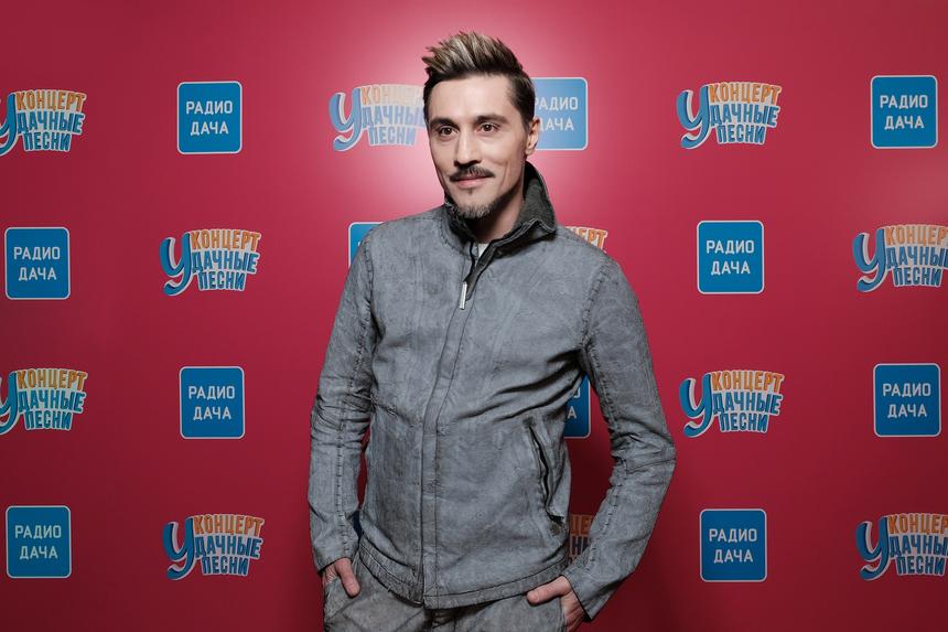 Дима Билан поделился архивным снимком в школьной форме