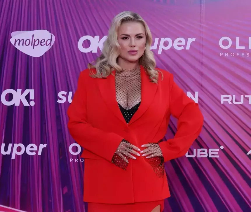 Аквариум и хрустальная люстра: Анна Семенович показала интерьер своей квартиры в Москве