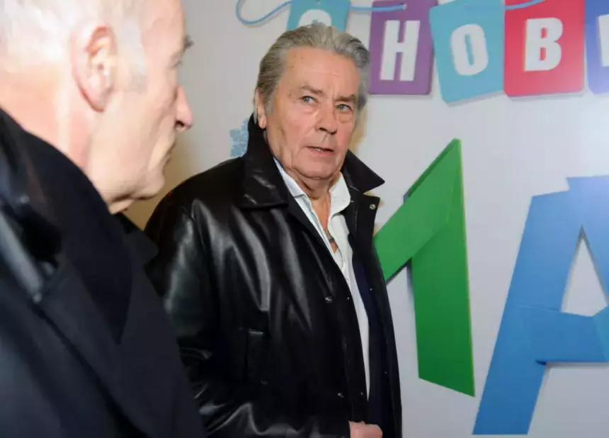 Семья Делона не станет усыплять собаку, которую он хотел похоронить рядом с собой