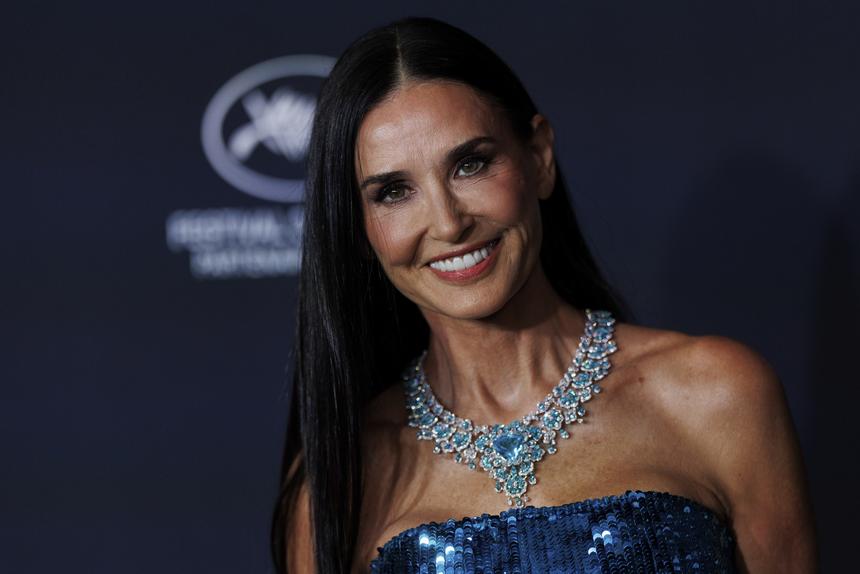 61-летняя Деми Мур примерила короткие шорты и оконфузилась из-за дряблых ног