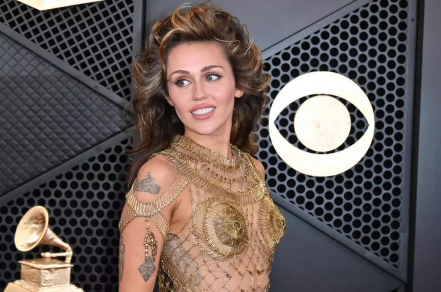 Майли Сайрус снялась для Dolce & Gabbana: закинула ноги на диван в ресторане