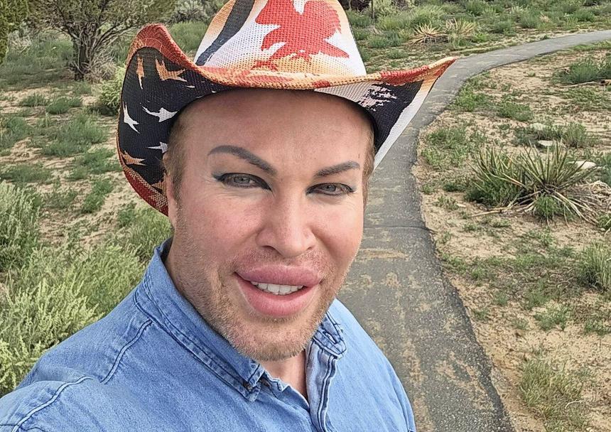 Суд в Петербурге признал сжегшего паспорт РФ Александра Шпака банкротом