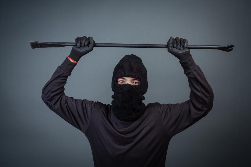 Грабитель забрался в дом пенсионера и встретил неожиданный отпор