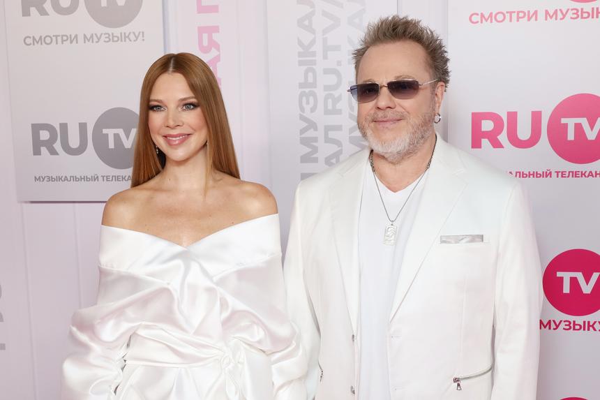 Сидел на руках у отца: Владимир Пресняков и Наталья Подольская выступили на сцене с младшим сыном