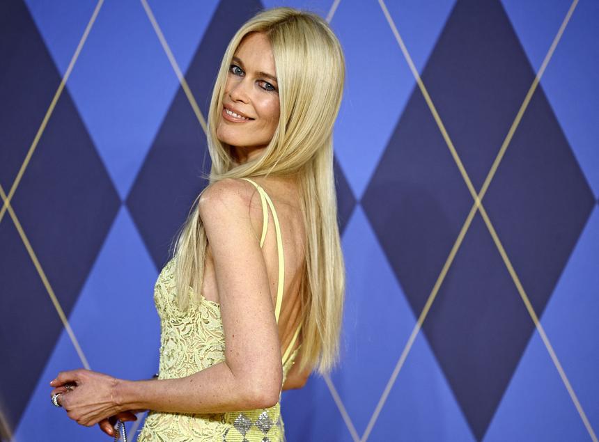 «Потрясающие гены»: Клаудия Шиффер удивила фанатов стройной фигурой в 54 года