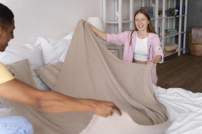 Что будет, если редко менять постельное белье: ответ врача-дерматолога