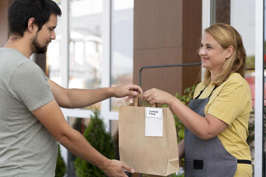 Требовали оставить отзыв: 21-летнюю медсестру изнасиловали после доставки суши