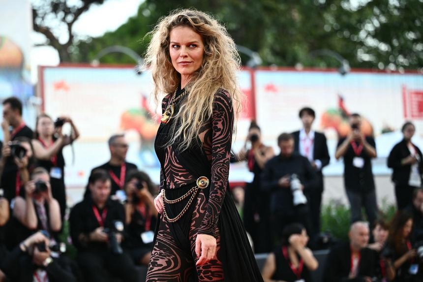 «Амазонка»: Ева Герцигова отвлекла внимание от Джоли своим провокационным нарядом