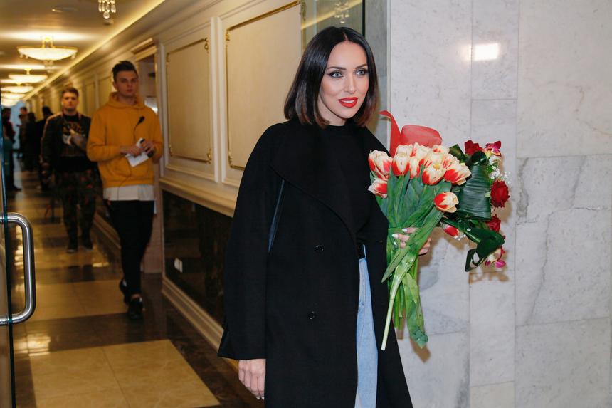 «Дождь прошел»: 41-летняя певица Алсу блеснула открытыми плечами после развода