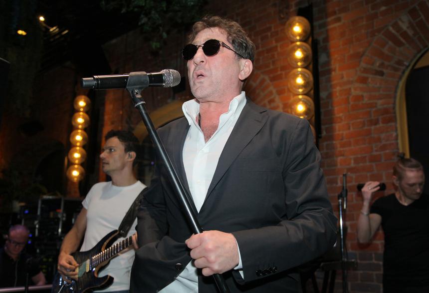 Григорий Лепс поцеловал 18-летнюю Аврору Кибу на глазах у ее матери