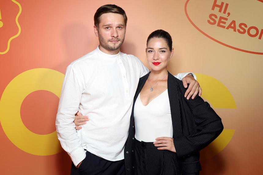 Актер Александр Метелкин вывел в свет жену после декретного отпуска