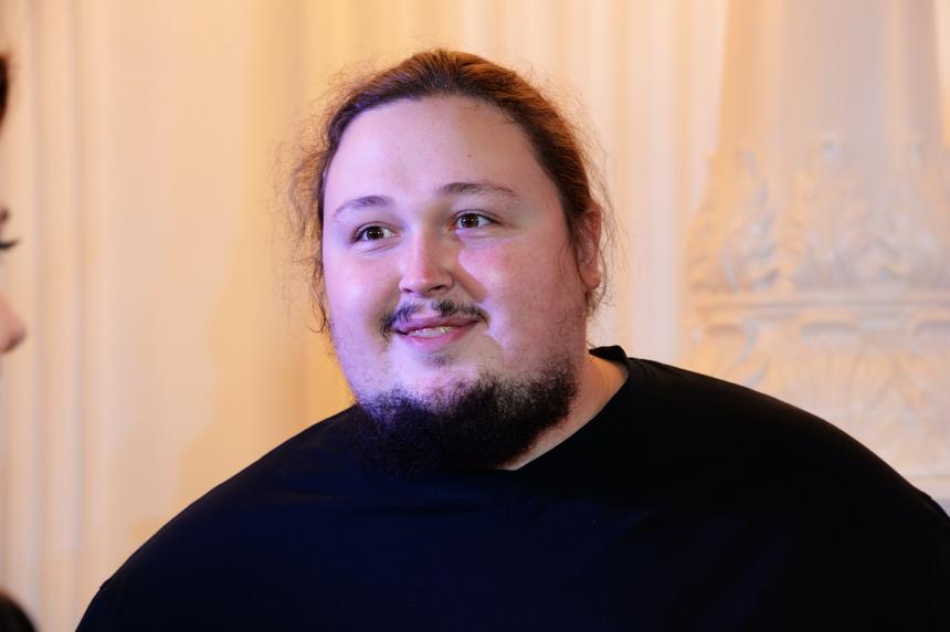 Резко похудевший сын Никаса Сафронова удивил публику внешним видом