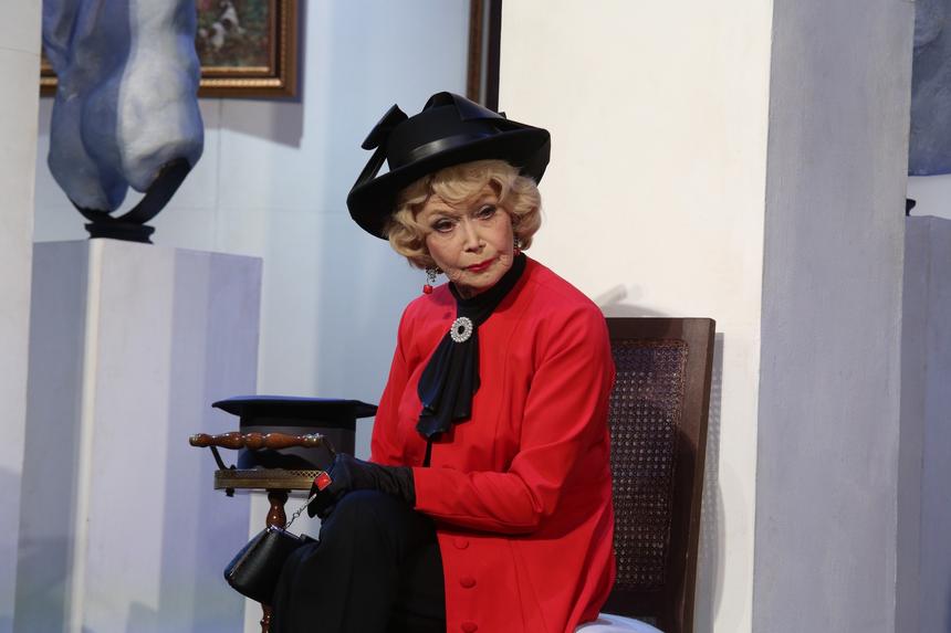 «Все хотят играть на сцене»: Немоляева высказалась о массовых увольнениях сына в Театре Армии