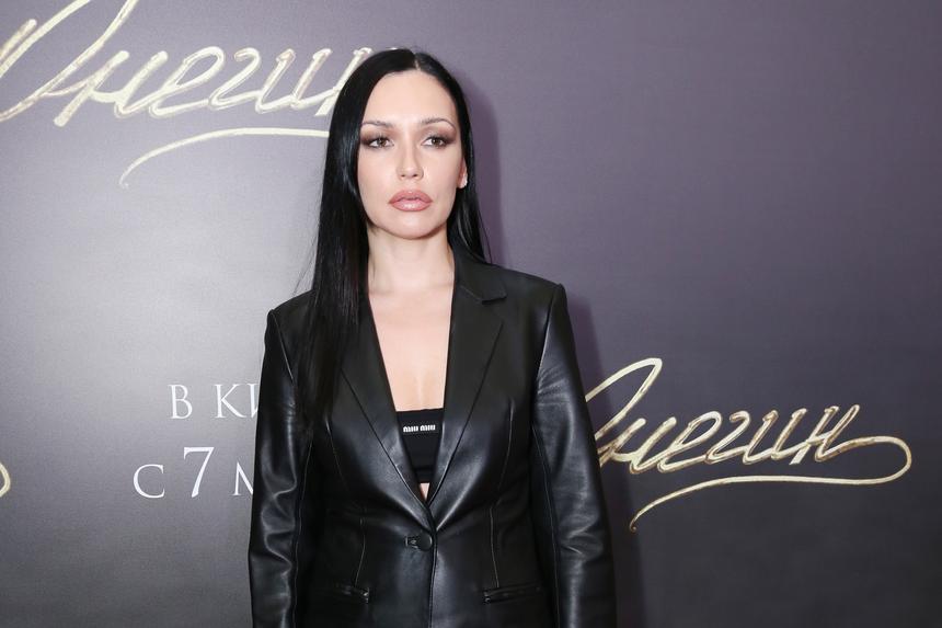 Бывшая солистка SEREBRO продемонстрировала фигуру в прозрачном платье после похудения