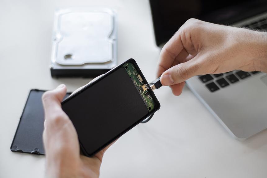 Россиянин в изоляторе разбил свой телефон и проглотил сим-карты