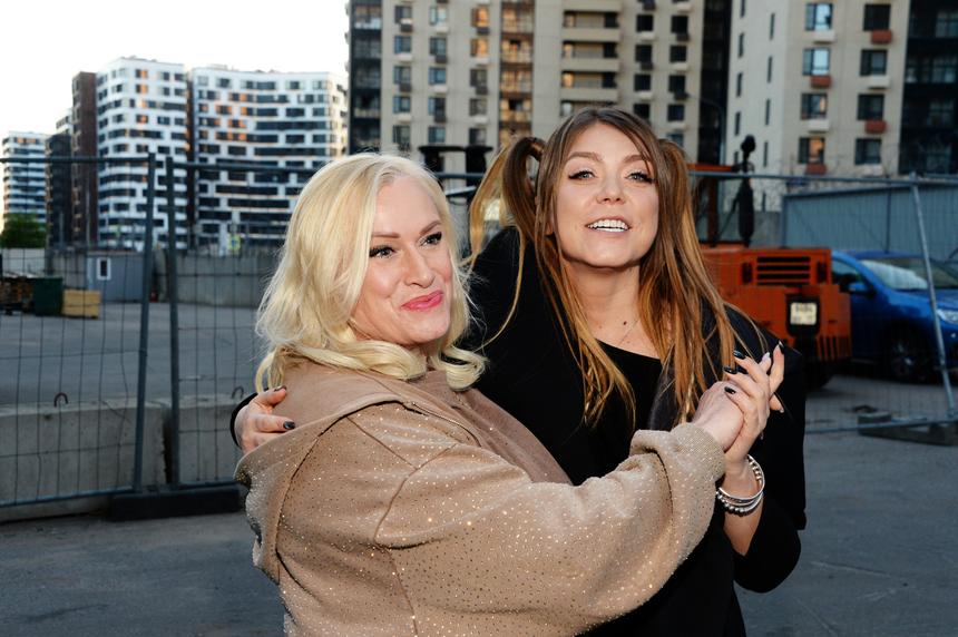 Оксана Почепа (справа)