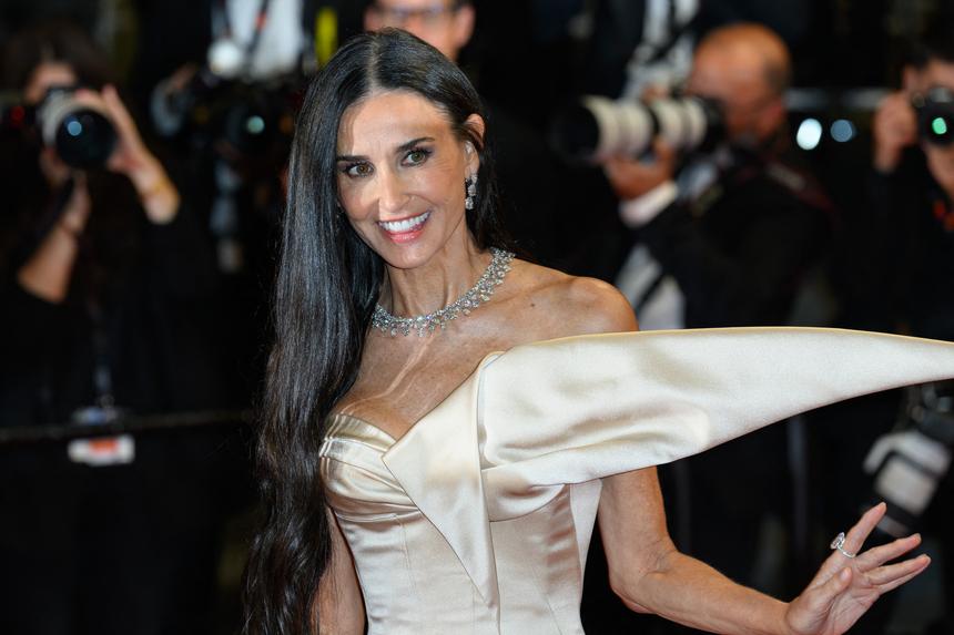 61-летняя Деми Мур снялась для глянцевого журнала в черном облегающем платье