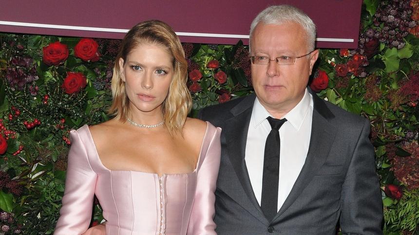 Черная икра, гигантский торт-пирог и только близкие: как Елена Перминова отметила 38-летие