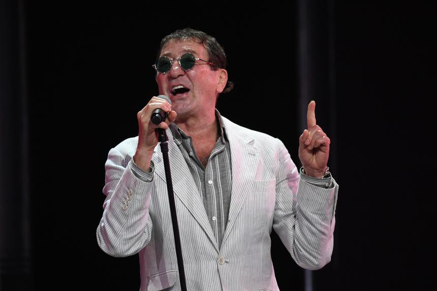 «В духе бомж-стайл»: 62-летнего Григория Лепса упрекнули в небрежности на фоне юной невесты