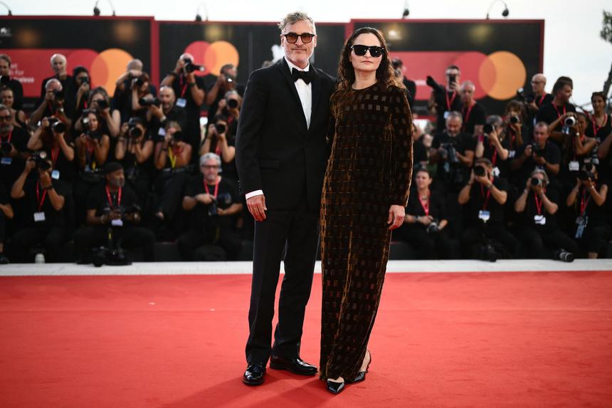 Хоакин Феникс появился на премьере «Джокера» в Венеции без беременной невесты: кто сопровождал актера