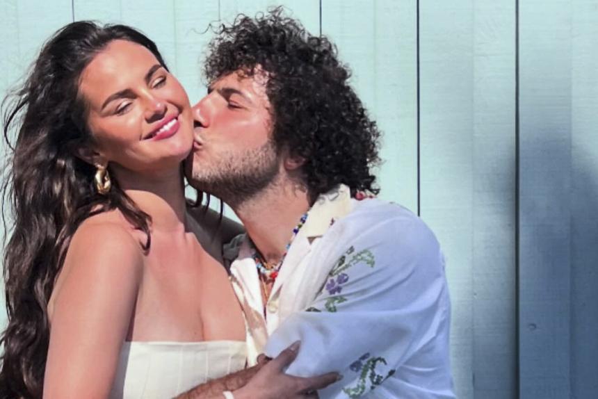 В стиле персидского ковра: жених Селены Гомес похвастался педикюром с бахромой