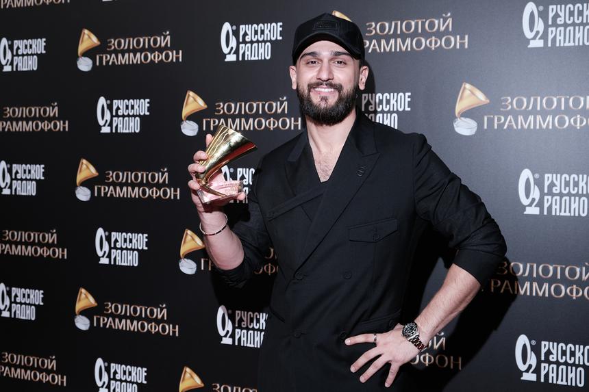 Безлимитный кальян, массажистка и фен Dyson: без чего певец JONY не может обойтись перед частными выступлениями