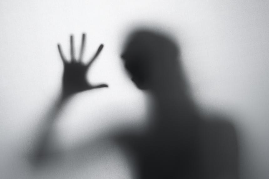 Бегал по подъезду с ножом и кричал: россиянин зарезал 18-летнюю дочь