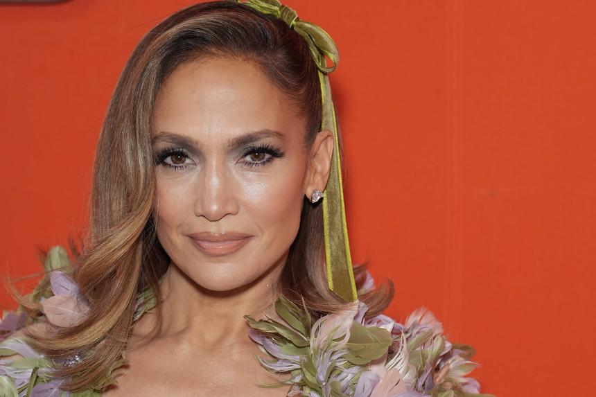 Снова удивила образом после развода: Дженнифер Лопес появилась на публике в прозрачном платье